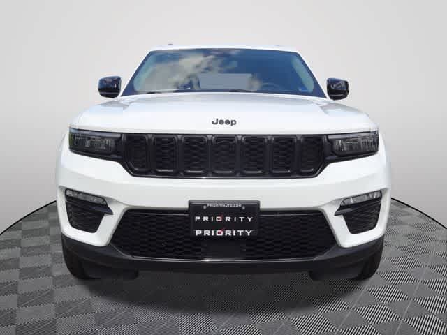 Used 2023 Jeep Grand Cherokee Limited w/ Black Appearance Package AWD/4WD image 5