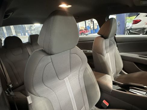 Used 2025 Hyundai Elantra SE FWD image 27