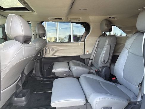 Used 2021 Toyota Sienna Limited image 27