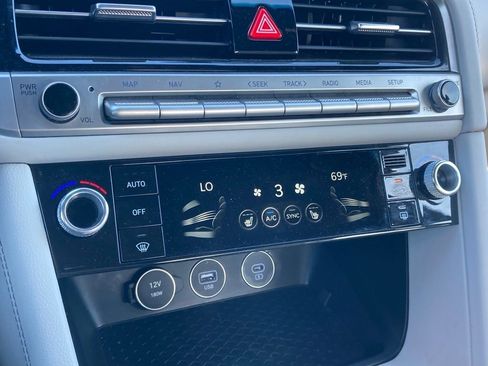 Used 2025 Genesis G70 2.5T image 25