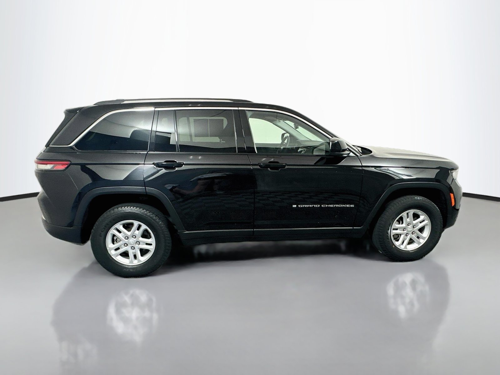 Used 2023 Jeep Grand Cherokee Laredo AWD/4WD image 8