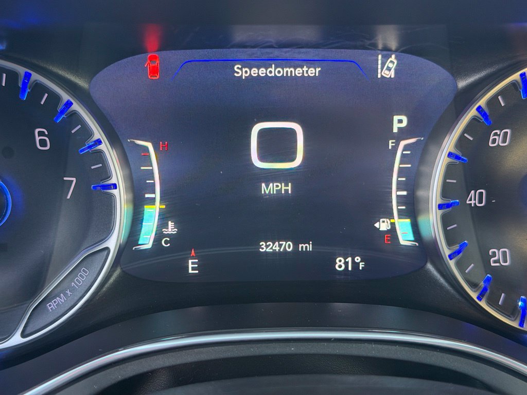 Used 2025 Chrysler Pacifica Pinnacle FWD image 2