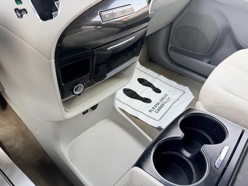 Used 2013 Toyota Sienna LE image 38