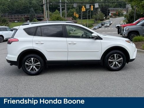 Used 2018 Toyota RAV4 XLE AWD/4WD image 4