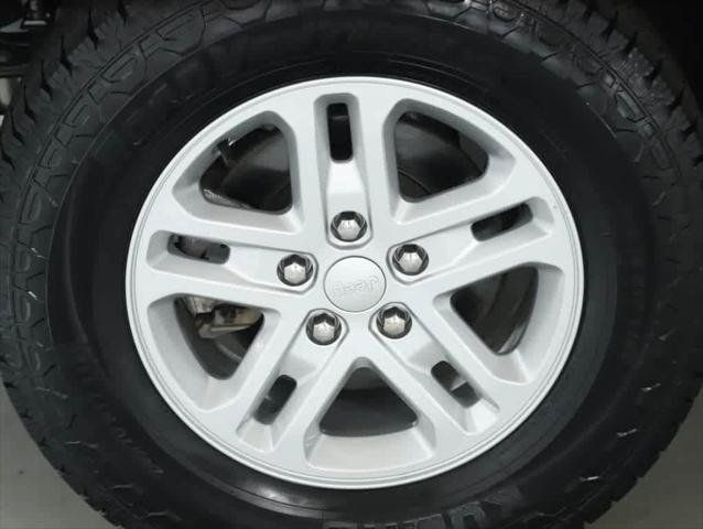 Used 2023 Jeep Grand Cherokee Laredo AWD/4WD image 12