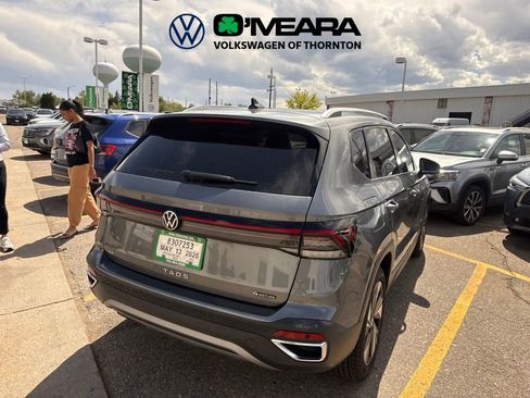 Used 2025 Volkswagen Taos SE w/ Panoramic Sunroof Package AWD/4WD image 4