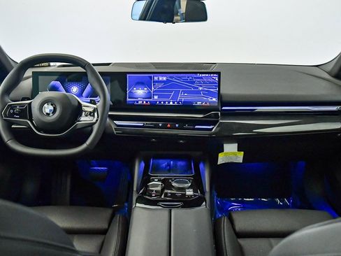 Used 2025 BMW 530i w/ Premium Package image 15