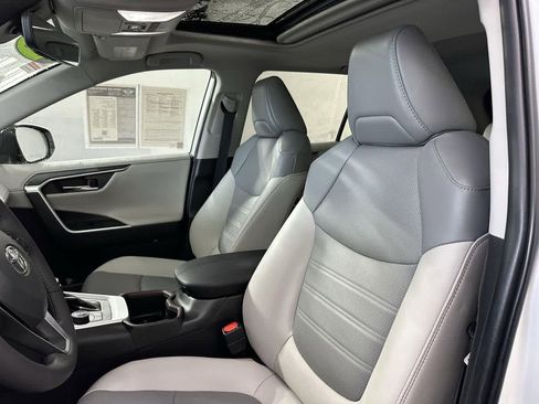 Used 2022 Toyota RAV4 Limited image 10