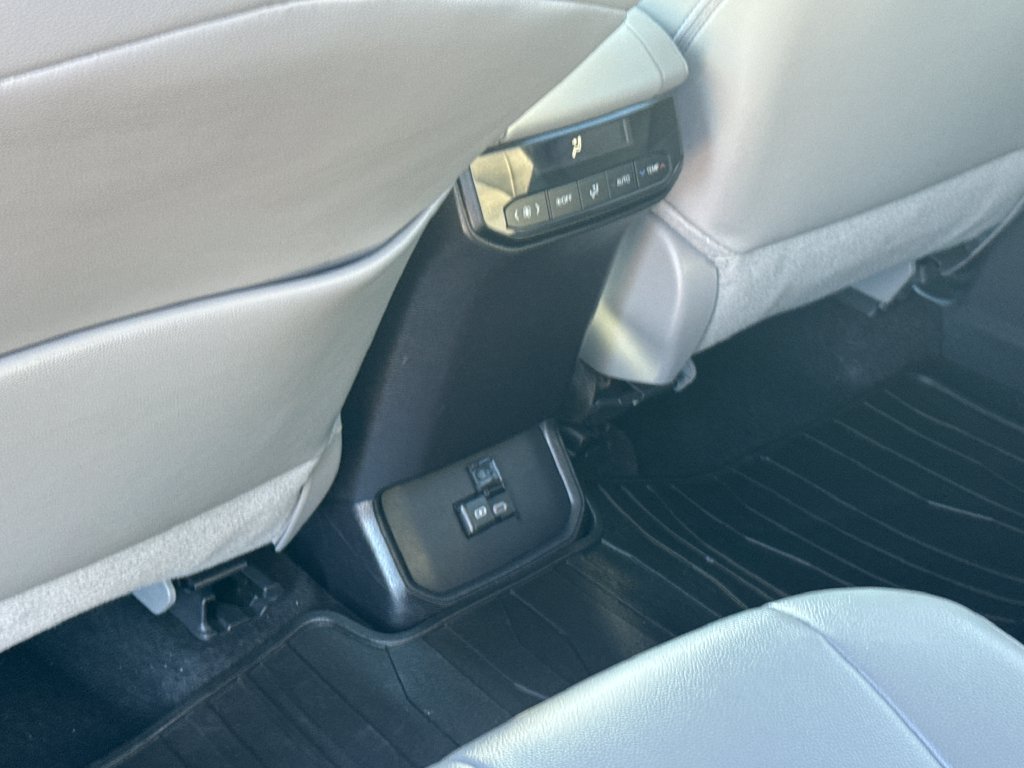 Used 2024 Toyota Highlander XLE AWD/4WD image 41