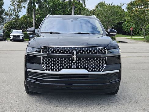 New 2025 Lincoln Navigator L Reserve AWD/4WD image 2
