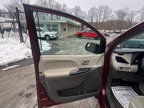 Used 2016 Toyota Sienna LE image 18