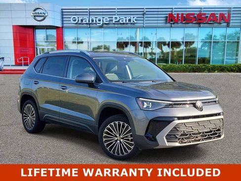 Used 2025 Volkswagen Taos SE FWD image 1