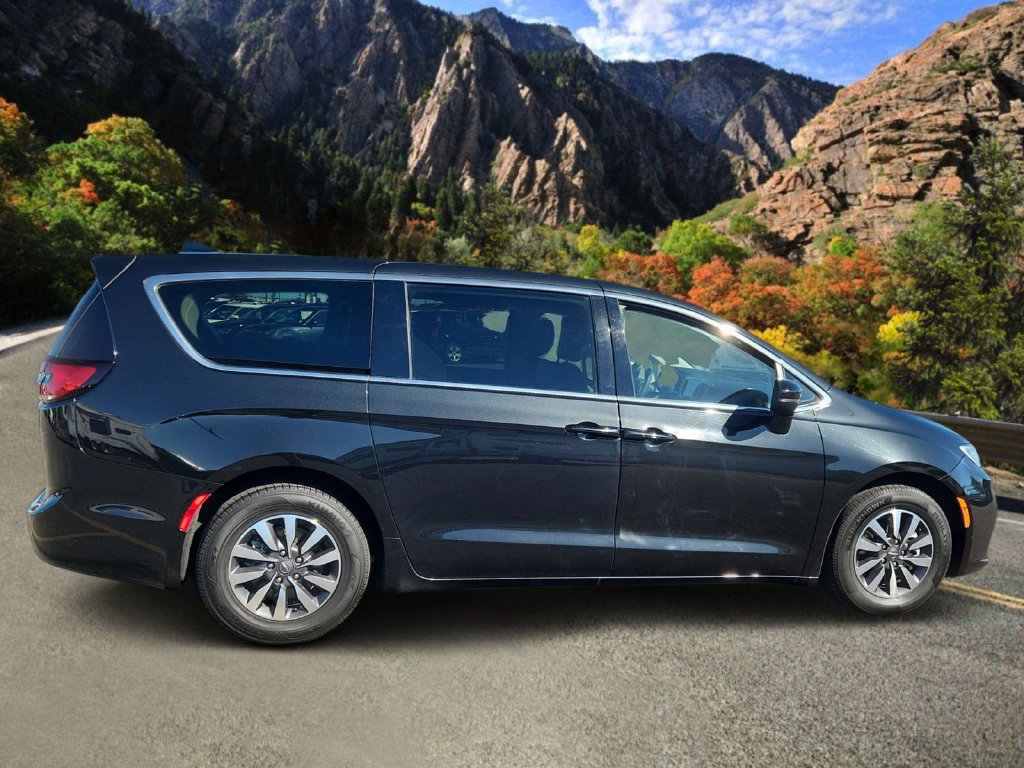 Used 2023 Chrysler Pacifica Touring-L FWD image 2