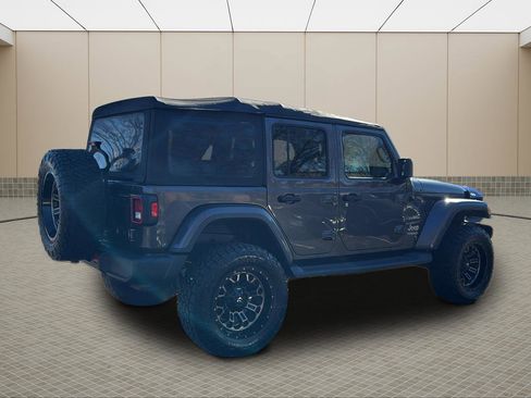 Used 2018 Jeep Wrangler Unlimited Sahara image 5