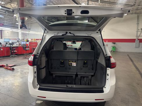 Used 2019 Toyota Sienna LE w/ LE Preferred Package image 34