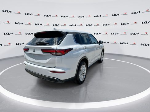 Used 2023 Mitsubishi Outlander ES FWD image 8