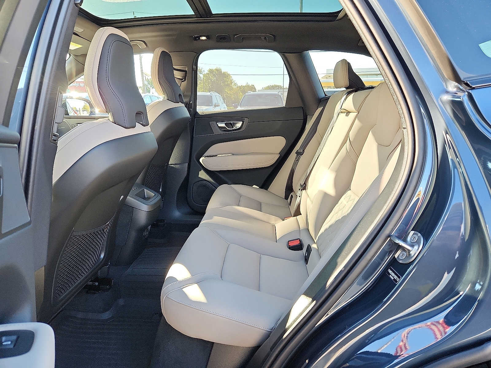 Used 2027 Volvo XC60 B5 Plus AWD/4WD image 10
