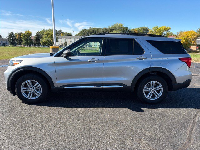 Used 2024 Ford Explorer XLT w/ Equipment Group 202A AWD/4WD image 2