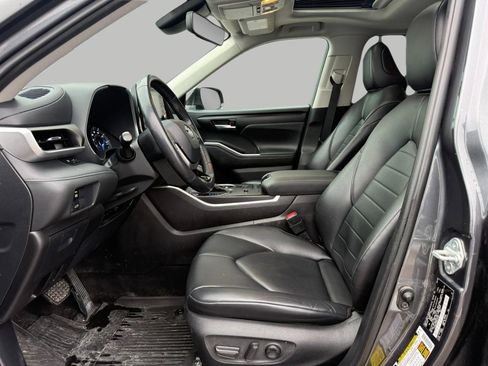 Used 2021 Toyota Highlander XLE image 23