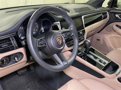 Certified 2025 Porsche Macan image 15