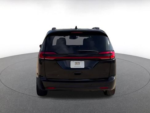 Used 2025 Chrysler Pacifica Limited image 12