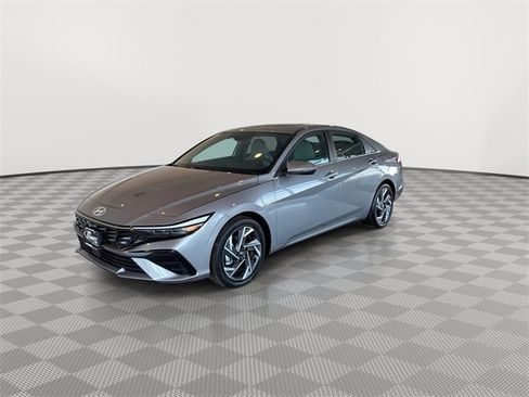 Used 2025 Hyundai Elantra Limited image 5