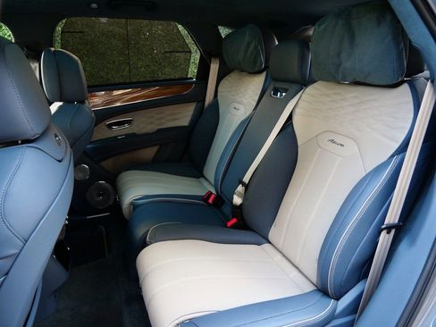 Used 2025 Bentley Bentayga AWD/4WD image 24