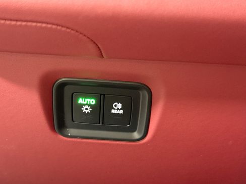 Certified 2026 Porsche Cayenne AWD/4WD image 36