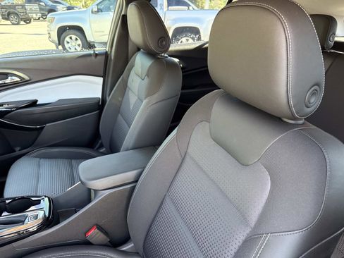 Used 2025 Chevrolet Trax LT w/ Driver Confidence Package image 20