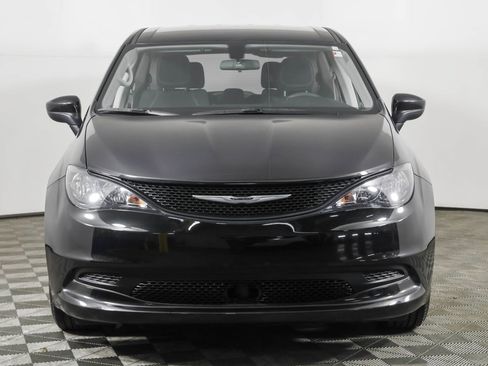 Used 2022 Chrysler Voyager LX image 10