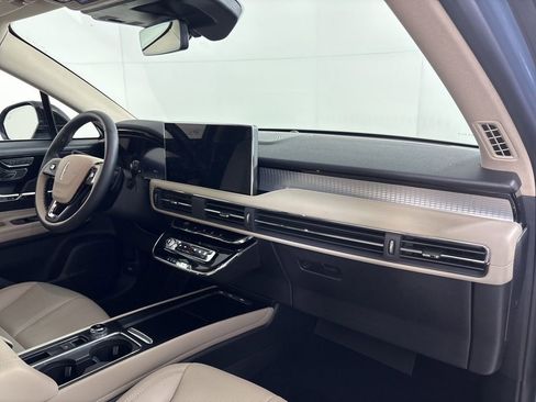 Used 2026 Lincoln Corsair Premiere image 13