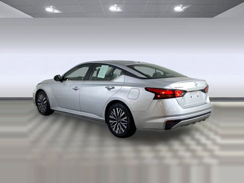 Used 2024 Nissan Altima 2.5 SV image 3