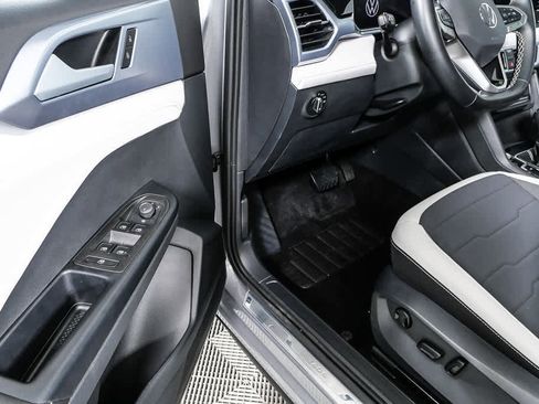 Certified 2025 Volkswagen Taos SE w/ Panoramic Sunroof Package FWD image 10