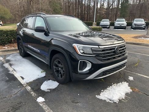 Used 2025 Volkswagen Atlas Peak Edition SE image 1