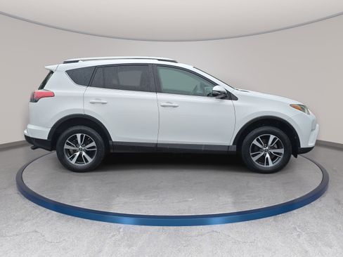 Used 2016 Toyota RAV4 XLE w/ Convenience Package FWD image 4