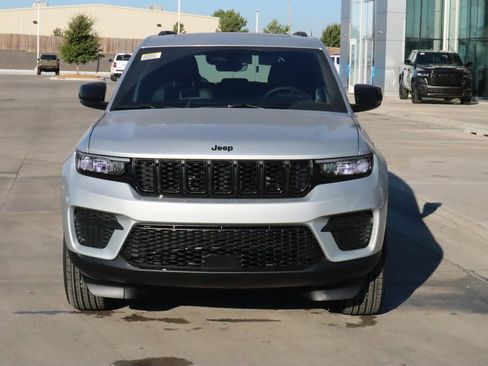 New 2025 Jeep Grand Cherokee Altitude image 9