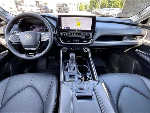 Used 2025 Toyota Grand Highlander AWD Hybrid image 22