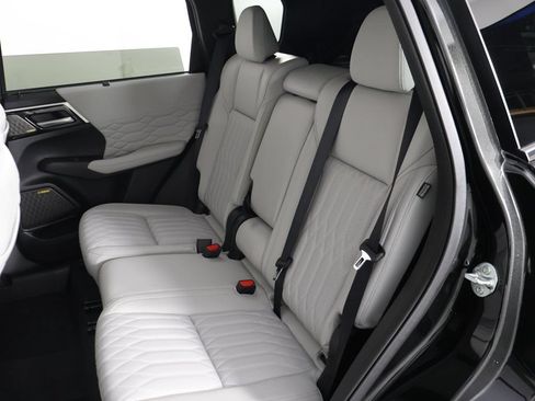 Used 2025 Mitsubishi Outlander AWD image 38