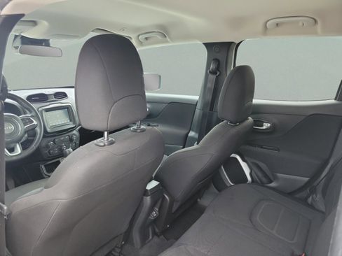 Used 2018 Jeep Renegade Latitude w/ Cold Weather Group image 22