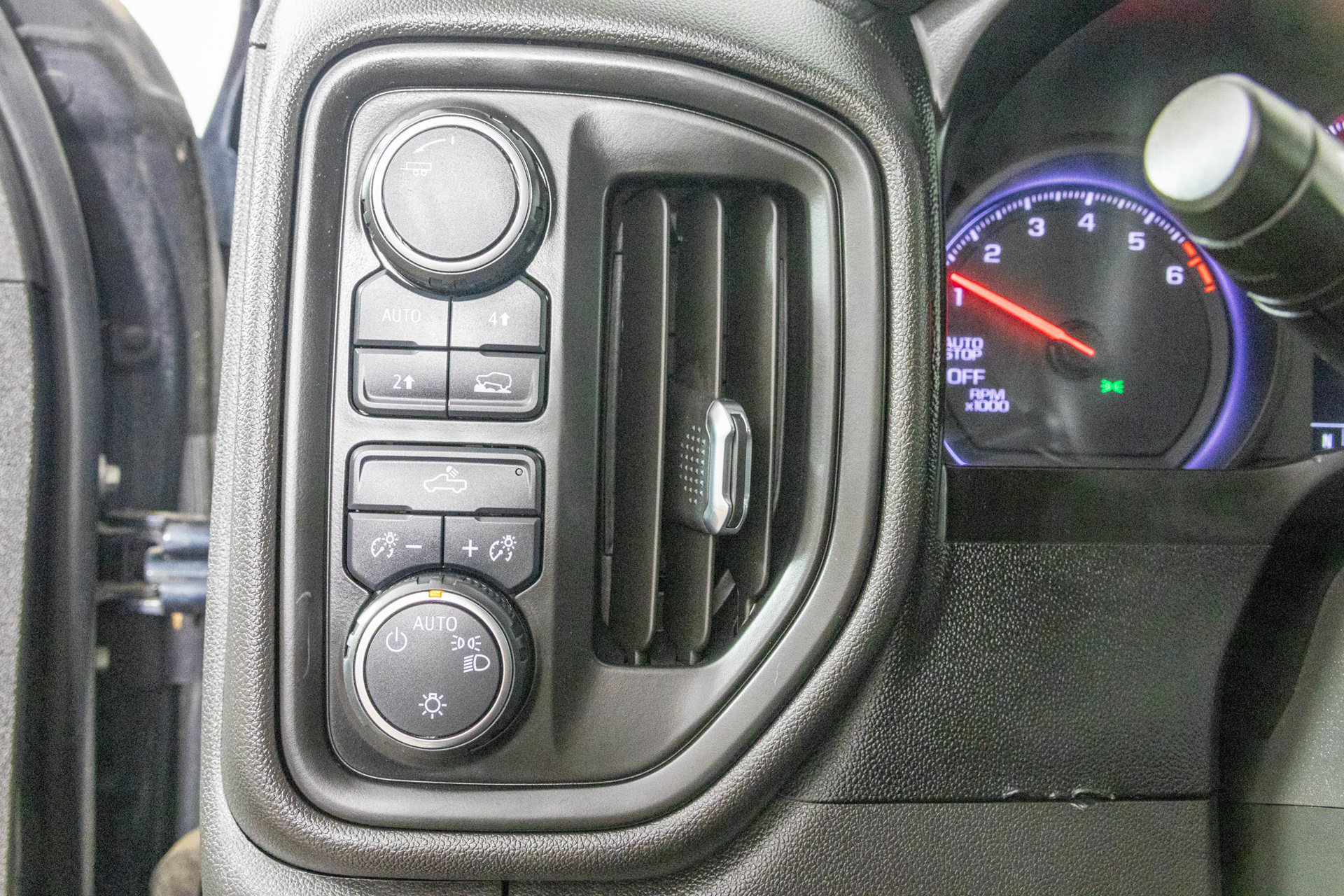 Used 2020 Chevrolet Silverado 1500 Custom w/ Custom Value Package AWD/4WD image 31