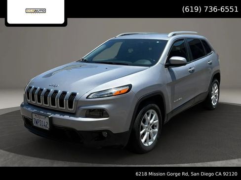 Used 2017 Jeep Cherokee Latitude FWD image 1