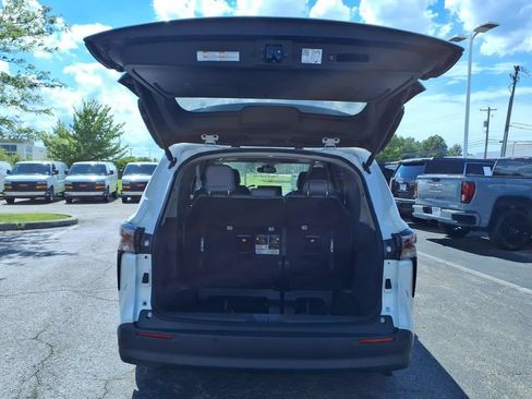 Used 2024 Toyota Sienna XLE FWD image 12