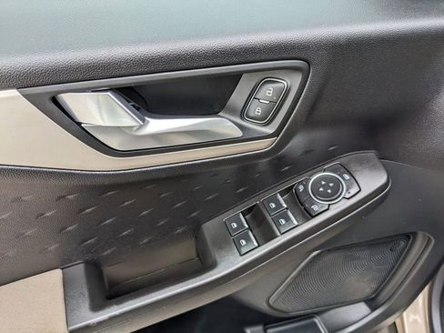 Used 2020 Ford Escape SE image 19