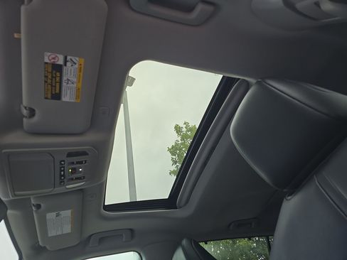 Used 2024 Toyota Highlander XLE FWD image 30