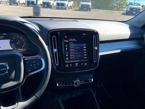 Used 2022 Volvo XC40 T5 Momentum image 5