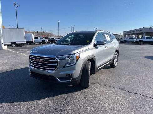 Used 2024 GMC Terrain SLT image 8