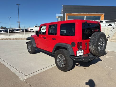 Used 2018 Jeep Wrangler Unlimited Rubicon w/ Connectivity Group image 3