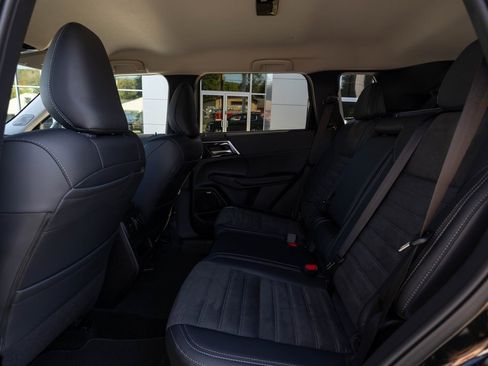 Used 2025 Mitsubishi Outlander SE image 21