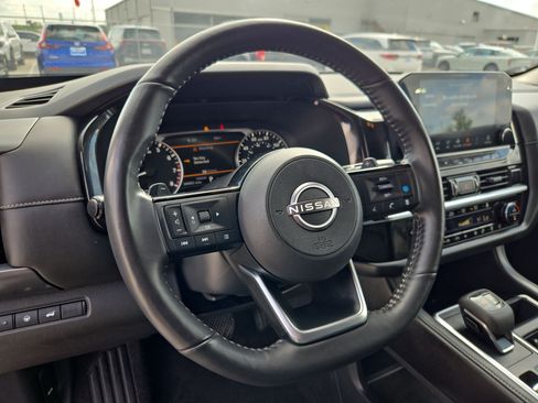 Used 2025 Nissan Pathfinder SL FWD image 17