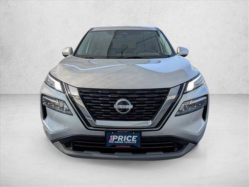 Used 2023 Nissan Rogue SV image 2
